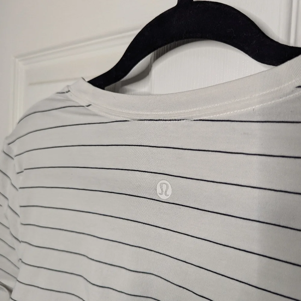 Lululemon Womens Top Love White Black Striped Short Sleeve Size 6 FLAW